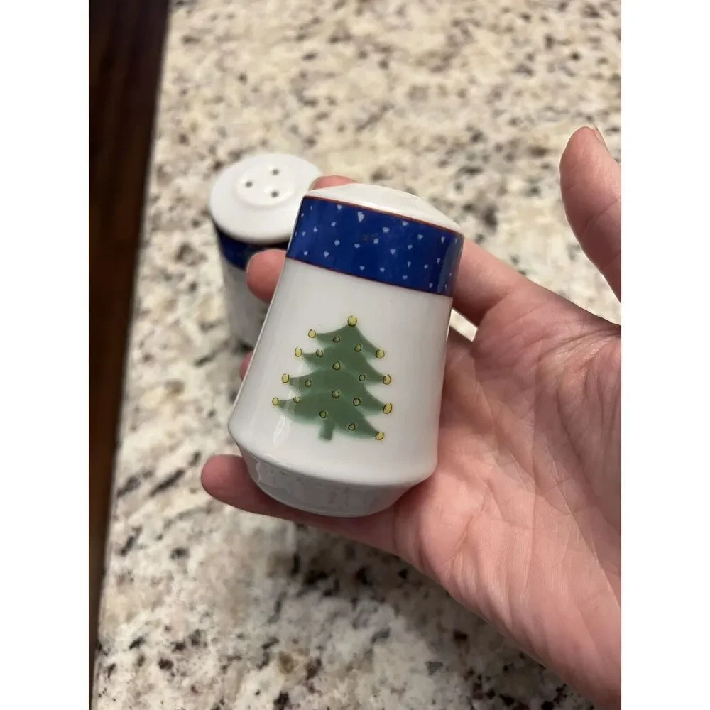 VINTAGE CHRISTMAS SALT & PEPPER SHAKERS